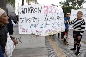 Manifestantes en el acto de Martín Lema, el 6 de abril, en el Cerro. · Foto: Alessandro Maradei