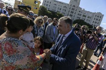 Yamandú Orsi en la partida del buque escuela Capitán Miranda, el 14 de abril, en el puerto de Montevideo. · Foto: Ernesto Ryan