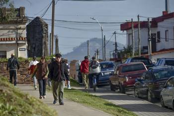 Ciudadanos asisten a votar al liceo 3 Dolores _Lolita_ Rubial, el 11 de mayo, en Minas. · Foto: Fernando Morán