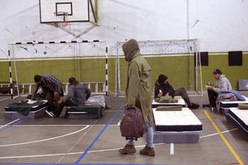 Refugio en el gimnasio de la Plaza de de Deportes Nº 2 en Gral Flores y Amézaga, el 23 de junio. · Foto: Ernesto Ryan