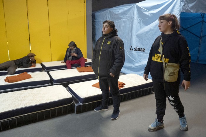 Refugio para personas en situación de calle, el 24 de junio, en el Palacio Peñarol. · Foto: Alessandro Maradei