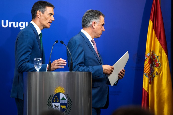 Pedro Sánchez y Yamandú Orsi, el 22 de julio, en la Torre Ejecutiva. · Foto: Gianni Schiaffarino Pedro Sánchez y Yamandú Orsi, el 22 de julio, en la Torre Ejecutiva. · Foto: Gianni Schiaffarino