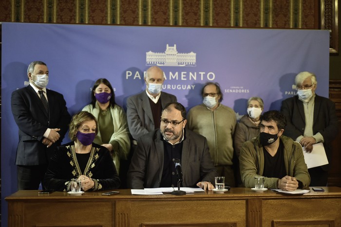 Conferencia de prensa de la bancada de Senadores del Frente Amplio, ayer, en el Parlamento. · Foto: Federico Gutiérrez