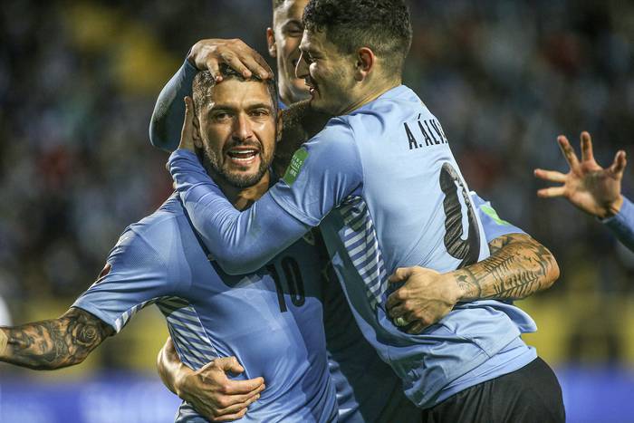 Giorgian de Arrascaeta (i), Agustín Álvarez Martínez (d) y Brian Rodríguez, luego del cuarto gol de Uruguay a Bolivia. · Foto: Ernesto Ryan