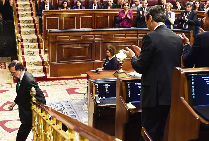 Mariano Rajoy y parte de la bancada del Partido Popular, ayer, cuando se trataba la moción de censura al primer ministro español en la Cámara de Diputados. AFP · Foto: Óscar del Pozo