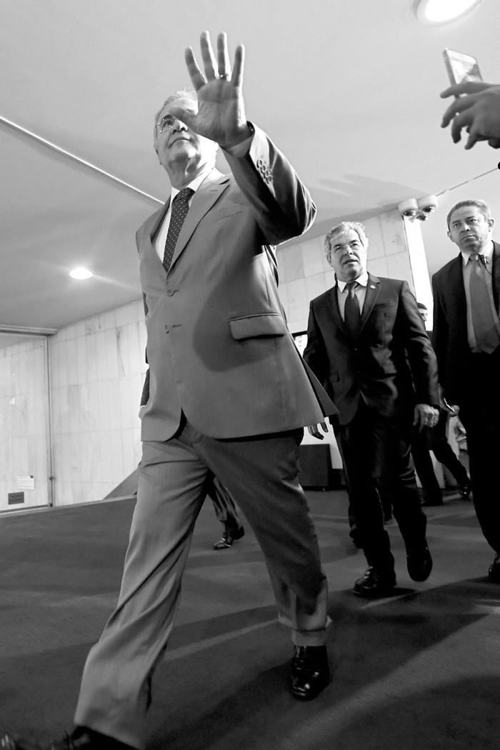 Renan Calheiros, ayer, cuando llegaba al Congreso brasileño acompañado por el vicepresidente del Senado, Jorge Vianna. / foto: evaristo sa, afp