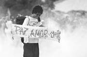 Enfrentamiento entre policías y manifestantes frente al Congreso Nacional, en Brasilia. Foto: Andressa Anholete, Afp