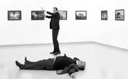 Andrei Karlov, el embajador ruso en Turquía, y su agresor, en la exposición de arte en que fue asesinado el diplomático. • foto: stringer, afp