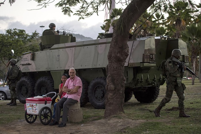 Miembros del Ejército brasileño desplegados en la zona del aeropuerto Santos Dumont, ayer, en Río de Janeiro. / foto: Mauro Pimentel, Afp