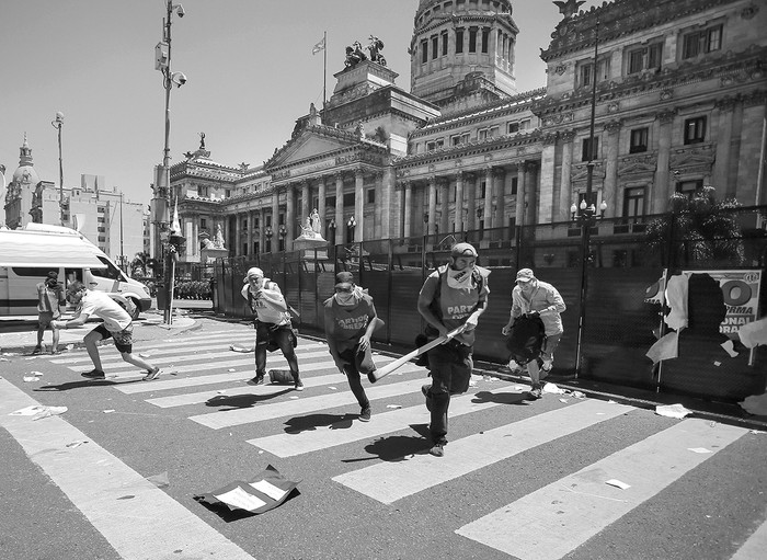 Manifestantes en contra de la reforma previsional del gobierno argentino, ayer, frente al Congreso en Buenos Aires. / Foto: Damián Dopacio, Noticias Argentinas, Afp