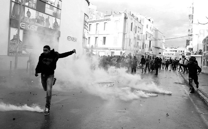 Manifestación en Túnez en repudio por el asesinato del líder opositor Chukri Bel Aid, secretario general de la agrupación de izquierda Partido de los Patriotas Demócratas Unificados (PPDU), cuando salía de su casa en un barrio de clase alta de la capital tunecina. · Foto: Stringer, Efe