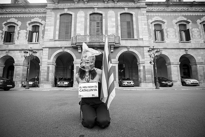 Activista pro independencia de Cataluña, durante una protesta frente al Parlament, en Barcelona. · Foto: Albert Salame, Anadolu, Afp