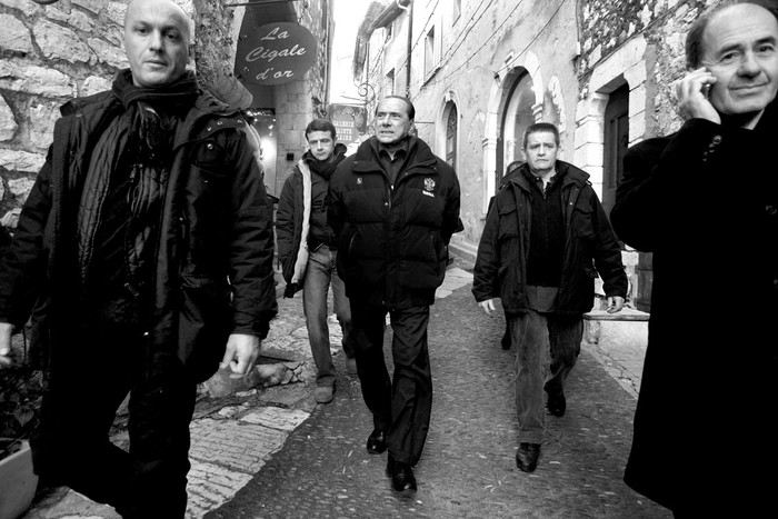 Silvio Berlusconi, rodeado por miembros del dispositivo de seguridad puesto a su disposición, durante la visita que realizó a Saint Paul de Vence, en la Costa Azul francesa.  · Foto: Efe, F. Fernandes