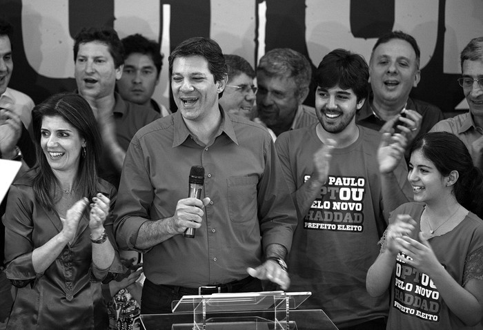 El alcalde electo de São Paulo, Fernando Haddad, del Partido de los Trabajadores (PT), acompañado de su esposa y sus hijos, saluda a sus seguidores durante la celebración de su victoria contra José Serra,
en la segunda vuelta de las elecciones municipales en São Paulo.  · Foto: Sebastião Moreira, Efe