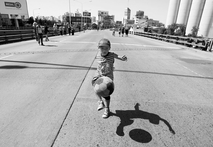 Un niño, durante el bloqueo del Puente Pueyrredón, que une la zona sur del Gran Buenos Aires con el centro de la ciudad, durante la huelga nacional convocada por sindicatos enfrentados al gobierno
de Cristina Fernández, con piquetes que cortaron los principales accesos a la ciudad de Buenos Aires. · Foto: Leo la Valle, Efe