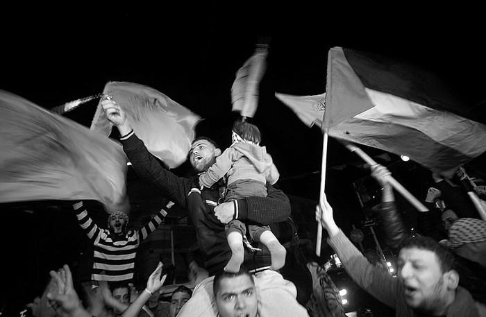 Palestinos celebran en las calles de la ciudad de Gaza, luego de que la Asamblea General de Naciones Unidas aprobara por mayoría absoluta una resolución que reconoce a la Autoridad Nacional Palestina (ANP) como un Estado observador no miembro. · Foto: Mohamed Saber, Efe