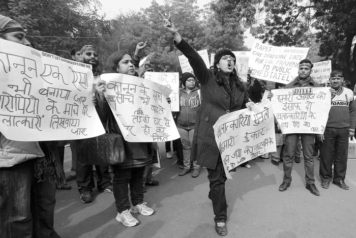 Manifestantes indios gritan consignas durante una protesta en reclamo de justicia por el caso de la joven violada por seis hombres en Nueva Delhi, en India. · Foto: Harish Tyagi, Efe