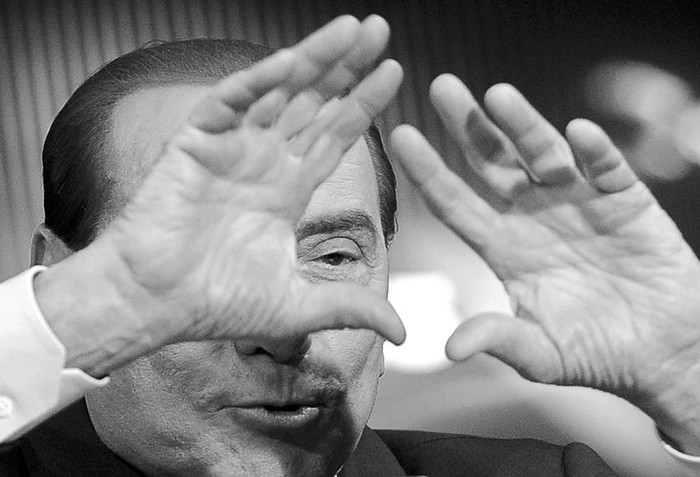El magnate de los medios de comunicación italiano Silvio Berlusconi, líder del partido Pueblo de la Libertad, ayer, durante una entrevista con la emisora RTL. · Foto: Daniel Ramalho, AFP.