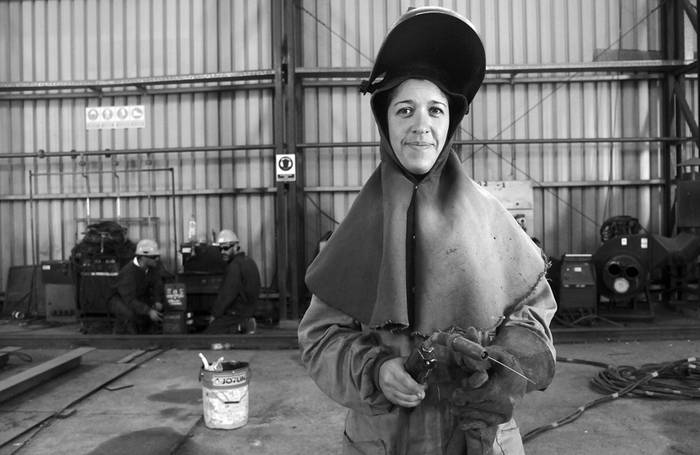 Paola Fierro, soldadora en el astillero y dique de la Armada. · Foto: Pablo Nogueira