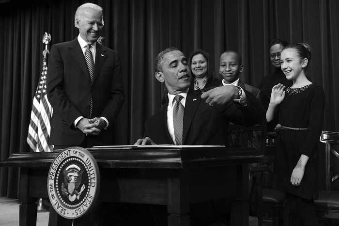 El presidente estadounidense, Barack Obama, bromea con una niña por el hecho de ser zurdo mientras firma 23 órdenes ejecutivas para endurecer el control de armas junto al vicepresidente Joe Biden, en Washington. · Foto: Michael Reynolds, Efe