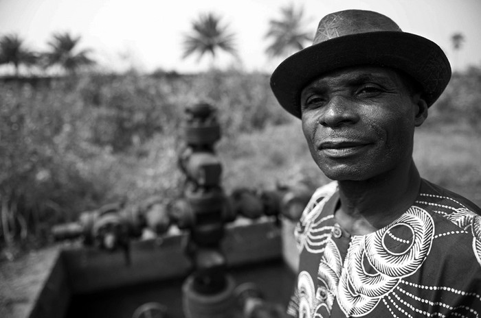 Fotografía sin fechar, en la que se ve a Fryday Alfred Akpan, campesino y pescador nigeriano, al lado de Christmas Tree, una fuente de Shell en su comunidad Ikot Ada Udo, en el estado Akwa Ibom, Nigeria.  · Foto:  Marten Van Dijl, Epa, Efe