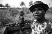 Fotografía sin fechar, en la que se ve a Fryday Alfred Akpan, campesino y pescador nigeriano, al lado de Christmas Tree, una fuente de Shell en su comunidad Ikot Ada Udo, en el estado Akwa Ibom, Nigeria. 