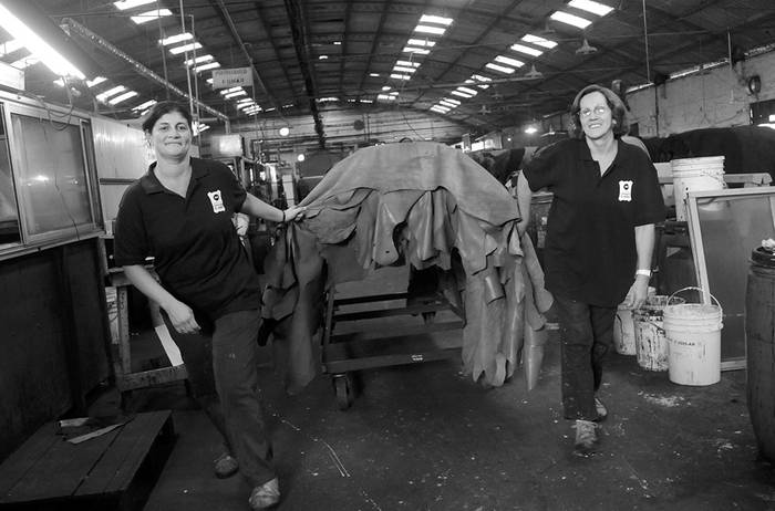 Trabajadoras de la cooperativa El Águila, ayer, en la planta de la curtiembre que cumple un año funcionando en mano de los trabajadores. · Foto: Pablo Nogueira
