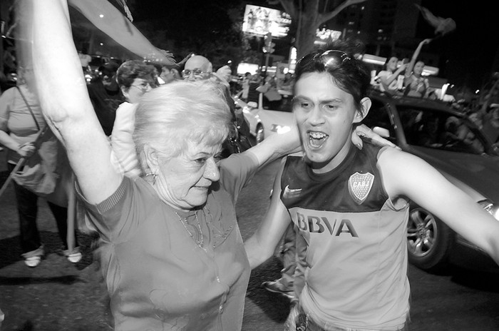 Partidarios colorados celebran el triunfo de Horacio Cartes, anoche, frente al local del comando de campaña del electo presidente paraguayo. · Foto: Pablo Nogueira