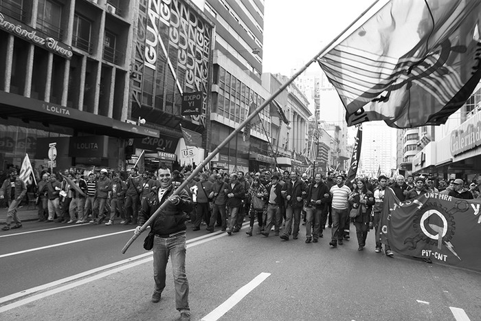 Marcha convocada por el PIT-CNT, ayer en Montevideo. · Foto: Pedro Rincón