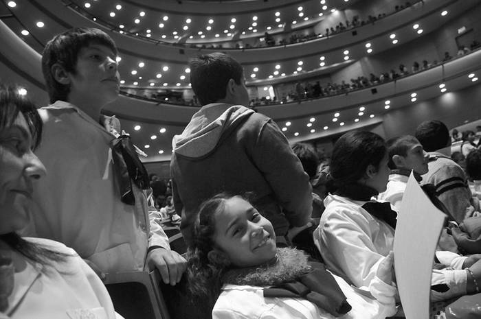 Niños, maestros y padres de 99 escuelas rurales en la ópera Hansel y Gretel, de la temporada 2013, ayer, en el auditorio del SODRE.  · Foto: Pablo Nogueira