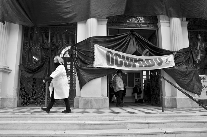 Hospital Vilardebó, ocupado por sus trabajadores. / foto: Javier Calvelo