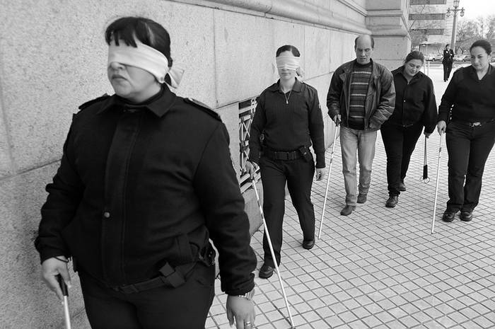 Integrantes de la Policía Comunitaria, ayer, en el Palacio Legislativo. · Foto: Pablo Nogueira