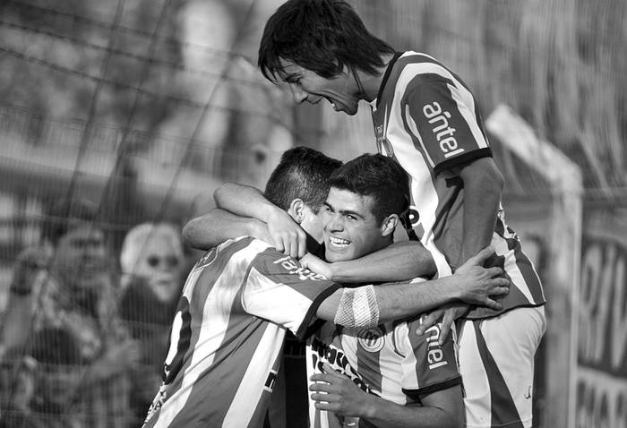 Michael Santos, Martín Alaniz y Hamilton Pereira, de River Plate, ayer, tras el tercer gol de su equipo ante Cerro Largo.  · Foto: Javier Calvelo