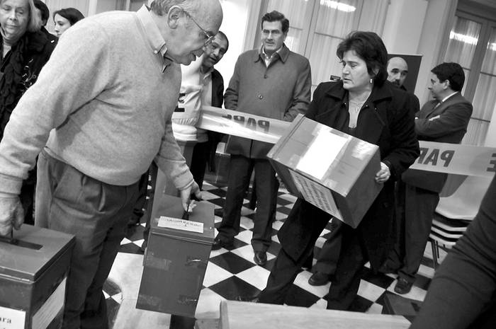 Escrutinio de los votos de los convencionales nacionales sobre un posible acuerdo político con el Partido Nacional para las próximas elecciones departamentales, ayer, en la sede del Partido Colorado.  · Foto: Javier Calvelo