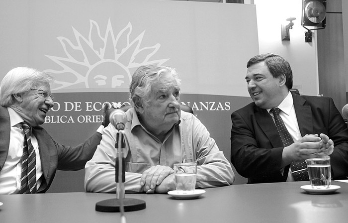 Danilo Astori, José Mujica y Mario Bergara, ayer, durante el acto de asunción de Bergara en el Ministerio de Economía y Finanzas (MEF). · Foto: Pablo Nogueira