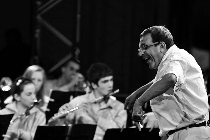 Orquesta Joven de Soriano, dirigida por Mónico Aguilera, el sábado en el 8º Encuentro Internacional de Músicos Jazz a la Calle en Mercedes.  · Foto: Javier Calvelo