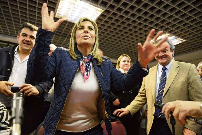 Adriana Peña, Carlos Camy y Jorge Larrañaga, ayer, durante el acto de apoyo de Peña a Alianza Nacional. 
 · Foto: Santiago Mazzarovich