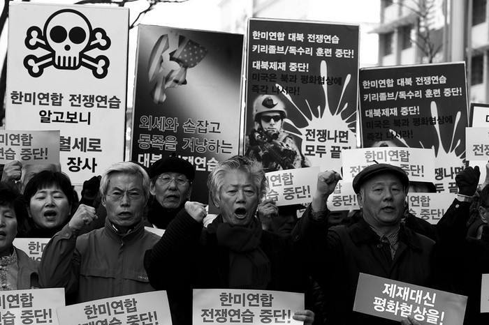 
Manifestantes contra la celebración de unas maniobras conjuntas entre Corea del Sur y Estados Unidos y a favor del inicio de las conversaciones de paz delante de la Embajada de Estados Unidos en Seúl. · Foto:  Jeon Heon-Kyun, Efe