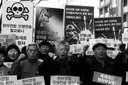 
Manifestantes contra la celebración de unas maniobras conjuntas entre Corea del Sur y Estados Unidos y a favor del inicio de las conversaciones de paz delante de la Embajada de Estados Unidos en Seúl.