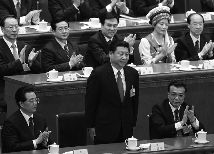 Xi Jinping es aplaudido tras su nombramiento como nuevo presidente chino durante la 12ª Asamblea Nacional del Pueblo, celebrada en el Gran Palacio del Pueblo de Pekín. · Foto:  How Hwee Young, Efe