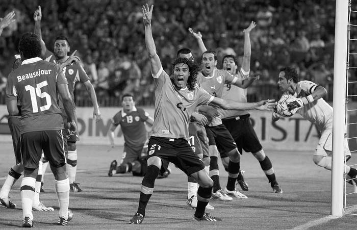 Los jugadores de Uruguay reclaman gol en una jugada contra Chile, durante el partido de anoche, por la clasificatoria al Mundial de Brasil 2014, en el Estadio Nacional de Santiago. · Foto: Felipe Trueba, Efe
