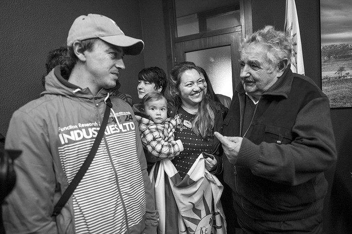 El presidente José Mujica conversa con algunos uruguayos residentes en España, durante su visita a Muxika, localidad vizcaína de la que provienen sus antepasados.  · Foto:  Miguel Toña, Efe