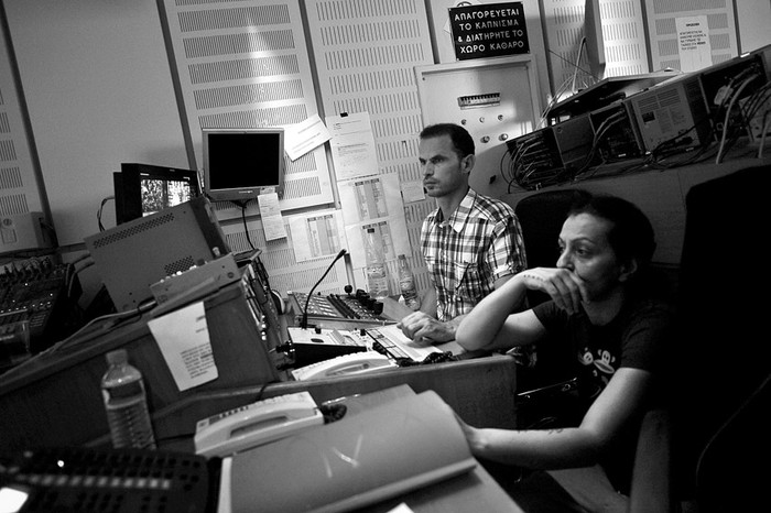 Trabajadores de la radiotelevisión pública griega ERT permanecen en la sala de control después de que el gobierno anunciara su cierre, ayer en Atenas. · Foto: Fotis Plegas G , Efe