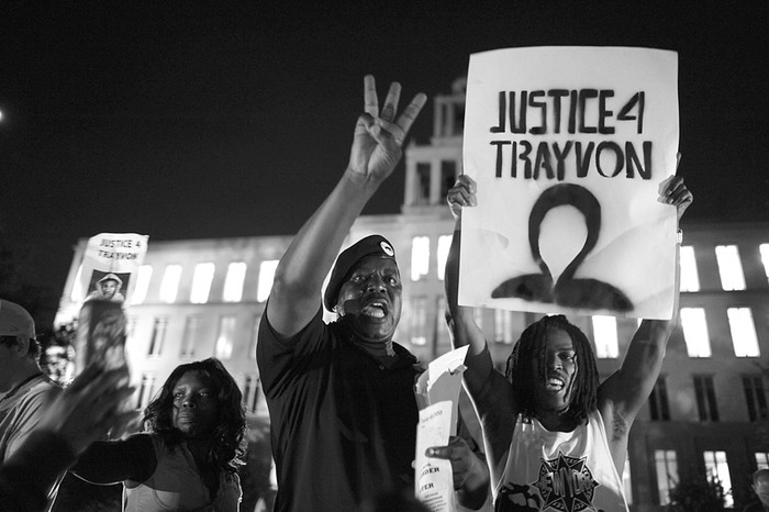 Miembro del partido Nuevas Panteras Negras, durante una manifestación en contra de la absolución de George Zimmerman, acusado del asesinato de Trayvon Martin, ayer en Sanford, Florida. · Foto:  Brian Blanco, Efe