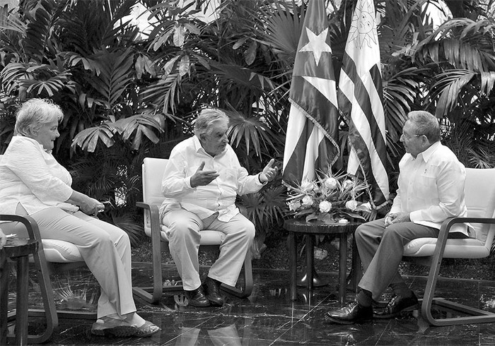 Lucía Topolansky, José Mujica y Raúl Castro, ayer, durante el encuentro que mantuvieron en el Palacio de la Revolución, en La Habana. · Foto: Ernesto Mastrascusa, Efe