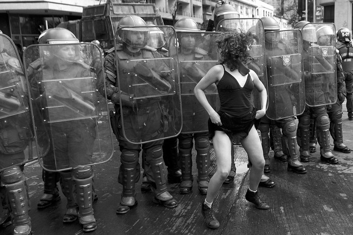 Una manifestante desafía a la Policía durante los incidentes en la Marcha Nacional por la Educación por el centro de Santiago de Chile.  · Foto: Mario Ruiz, Efe