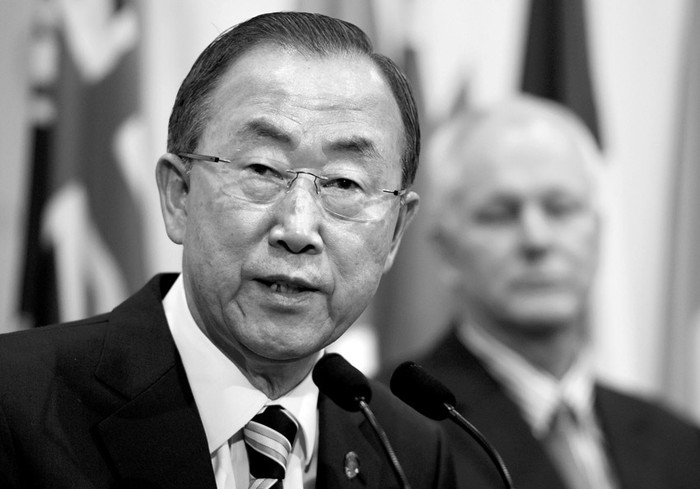 El secretario general de la ONU, Ban Ki-moon, se dirige a los periodistas junto al experto químico sueco Ake Sellstrom, ayer en la sede de Naciones Unidas en Nueva York, Estados Unidos.  · Foto: Justin Lane, Efe