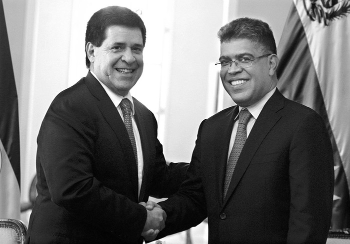 El presidente paraguayo, Horacio Cartes, y el canciller venezolano, Elías Jaua, durante el encuentro que mantuvieron ayer en la residencia presidencial, en Asunción.  · Foto: Andrés Cristaldo, Efe