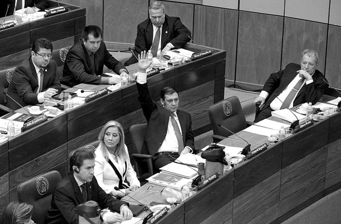 El senador oficialista paraguayo Víctor Bogado, ayer, durante la sesión de la cámara en Asunción, que decidió retirar la inmunidad a Bogado, acusado de un delito de estafa, tras una campaña de protestas ciudadanas para que sea procesado por la Justicia. · Foto: Andrés Cristaldo, Efe