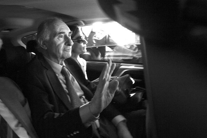 El ex presidente argentino Fernando de la Rúa se retira de los juzgados de Buenos Aires, junto a sus abogados y asesores, en un intermedio de la audiencia donde la Justicia argentina prevé dictar sentencia en la causa que investiga a De la Rúa por unos supuestos pagos de sobornos a senadores para la aprobación en 2000 de una polémica reforma laboral. · Foto:  Silvina Frydlewsky, Efe